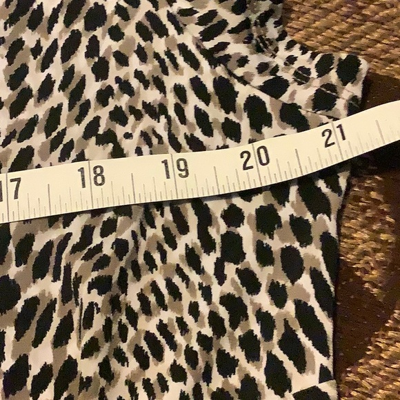 🐆212 Collection Animal Print  Wrap Top XL🐆 - Picture 6 of 6